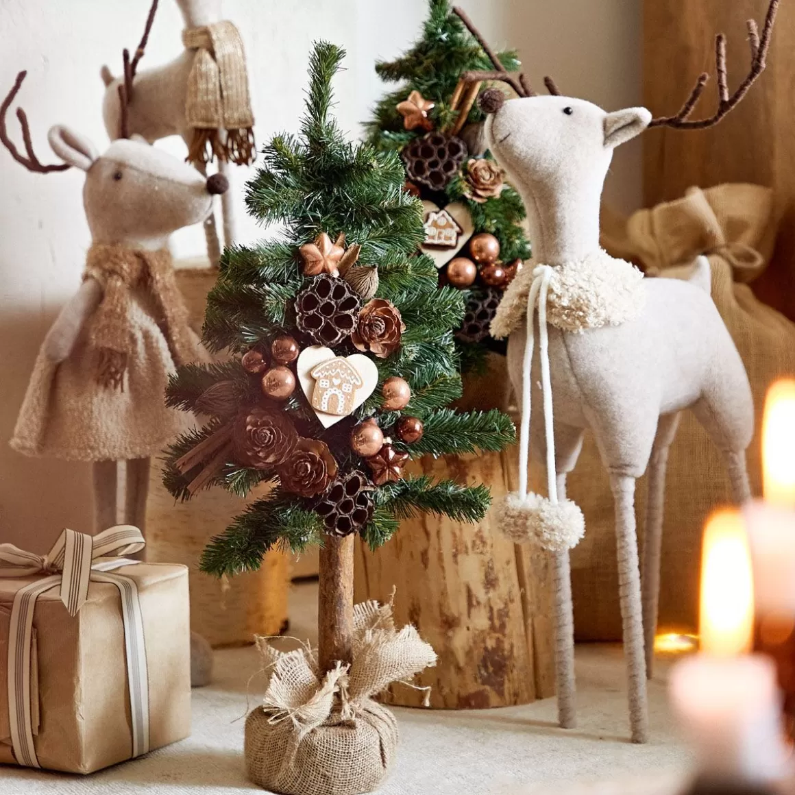 HOMLA Choinka Lenci Z Brazowymi Ozdobami Na Pniu 65 Cm