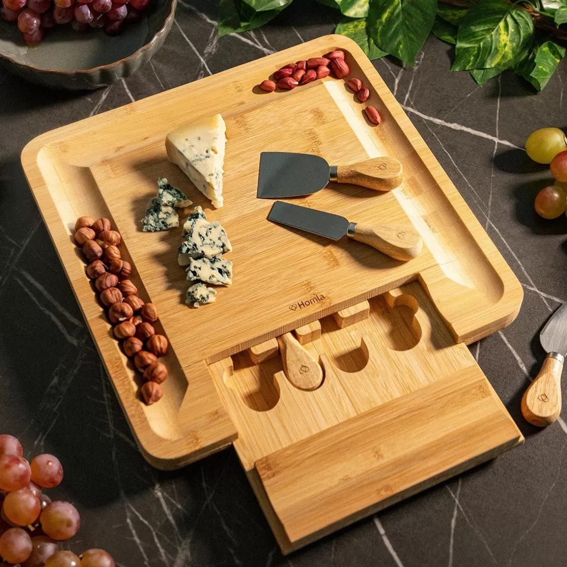 deska_rumi_do_serwowania_z_miseczkami_i_nozykami_x_cm_6.webp HOMLA Deska Rumi Do Serwowania Z Miseczkami I Nozykami 33X33 Cm