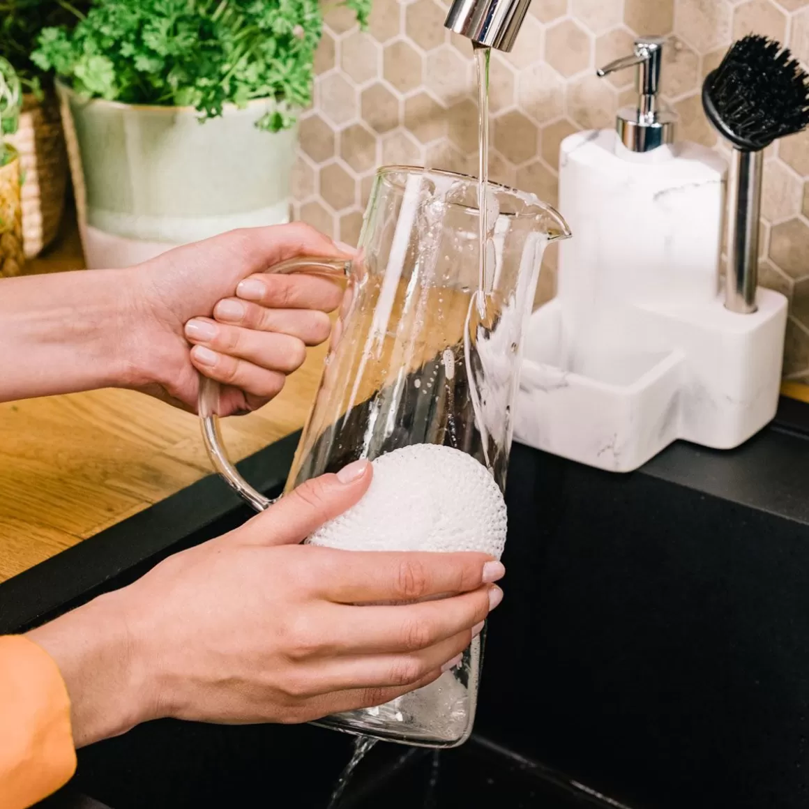 dzbanek_minta_ze_zlotym_wieczkiem__l_2.webp HOMLA Dzbanek Minta Ze Zlotym Wieczkiem 1,3 L