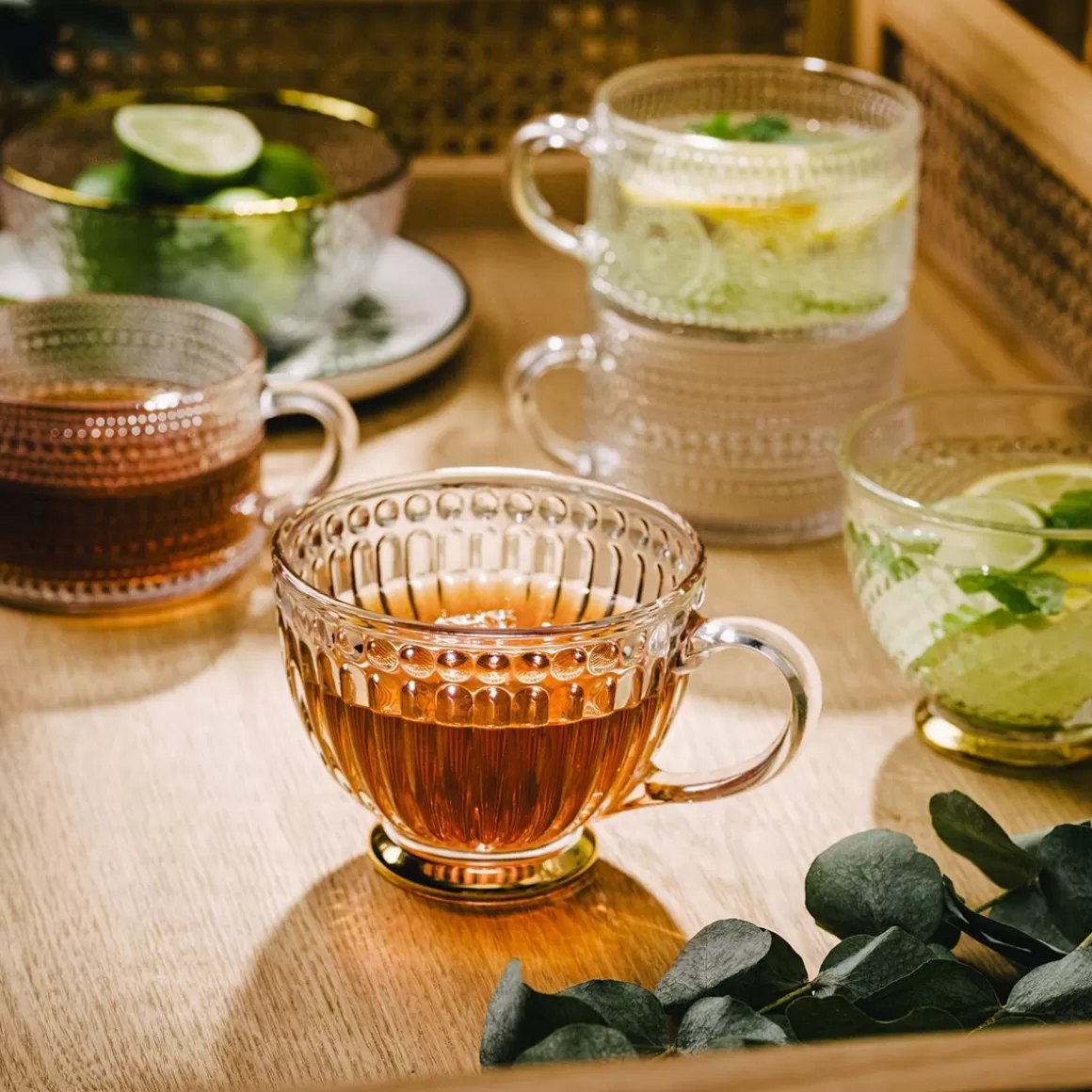 filizanka_barrel_szklana_w_paski_ze_zlota_nozka__l_2.webp HOMLA Filizanka Barrel Szklana W Paski Ze Zlota Nozka 0,36 L