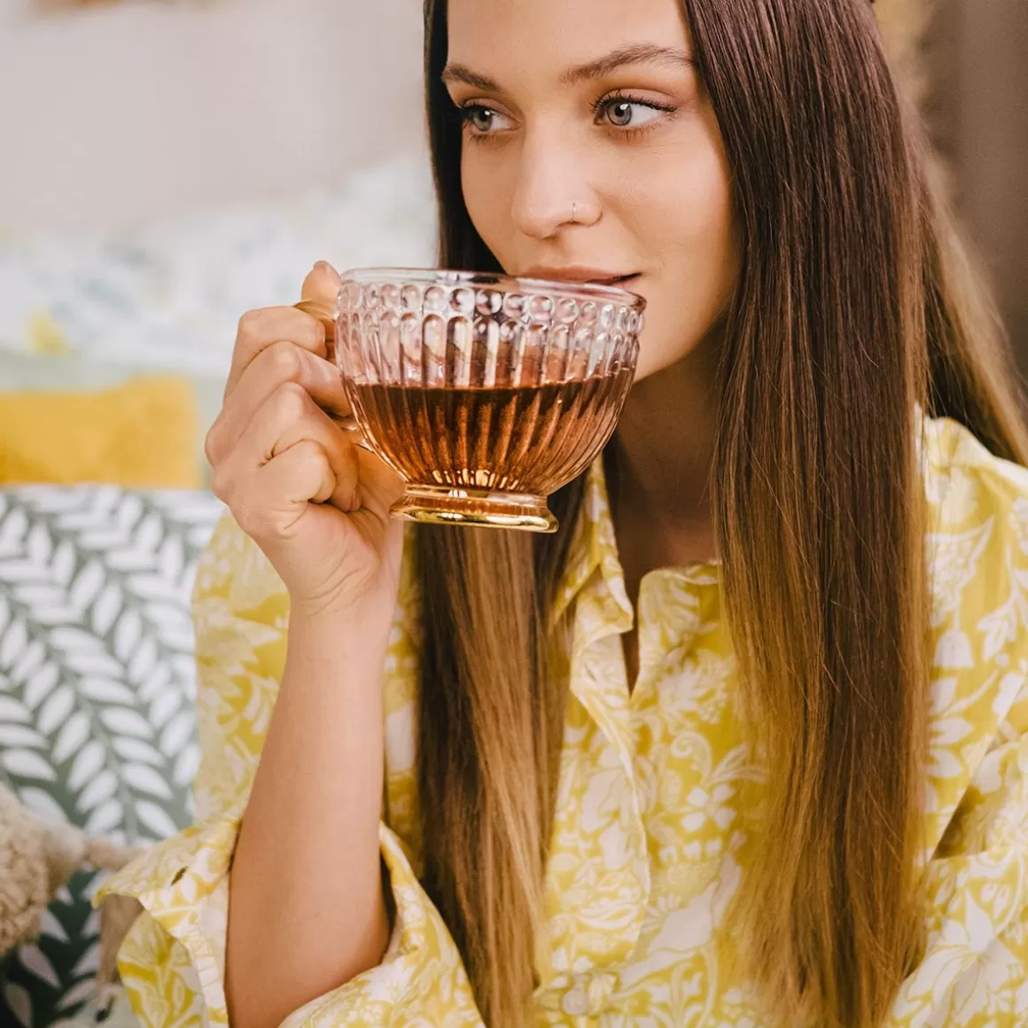 filizanka_barrel_szklana_w_paski_ze_zlota_nozka__l_8.webp HOMLA Filizanka Barrel Szklana W Paski Ze Zlota Nozka 0,36 L