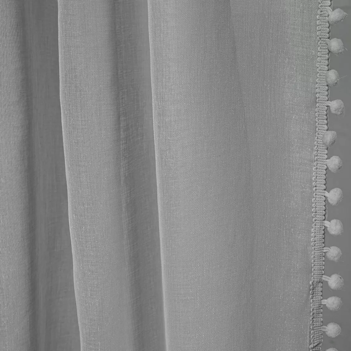 firanka_adi_z_pomponikami_szara_x_cm_5.webp HOMLA Firanka Adi Z Pomponikami Szara 140X250 Cm