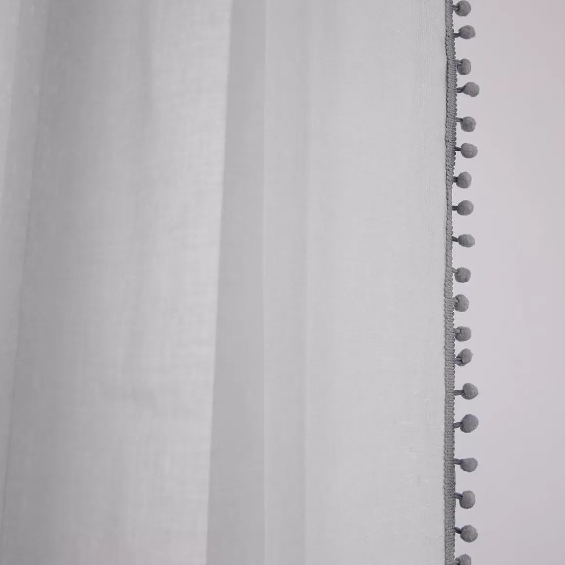 firanka_adi_z_pomponikami_szara_x_cm_7.webp HOMLA Firanka Adi Z Pomponikami Szara 140X250 Cm