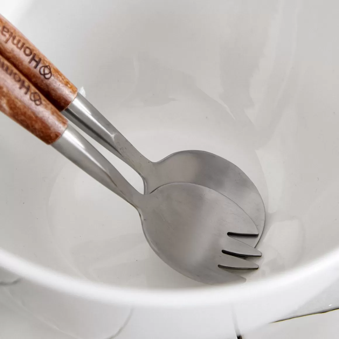 misa_mooka_do_salat_ceramiczna_z_przyborami_biala__cm_4.webp HOMLA Misa Mooka Do Salat Ceramiczna Z Przyborami Biala 24 Cm