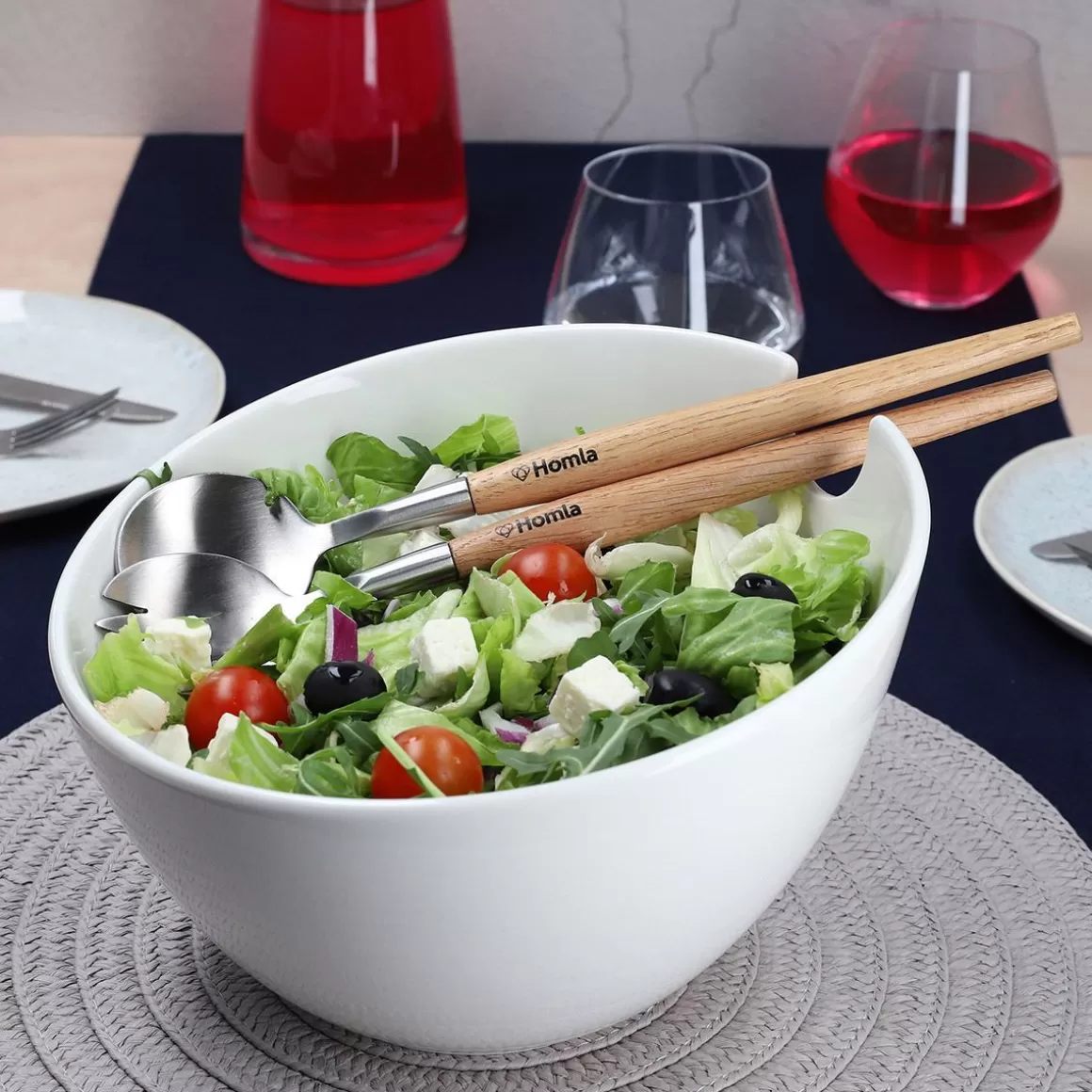 misa_mooka_do_salat_ceramiczna_z_przyborami_biala__cm_7.webp HOMLA Misa Mooka Do Salat Ceramiczna Z Przyborami Biala 24 Cm