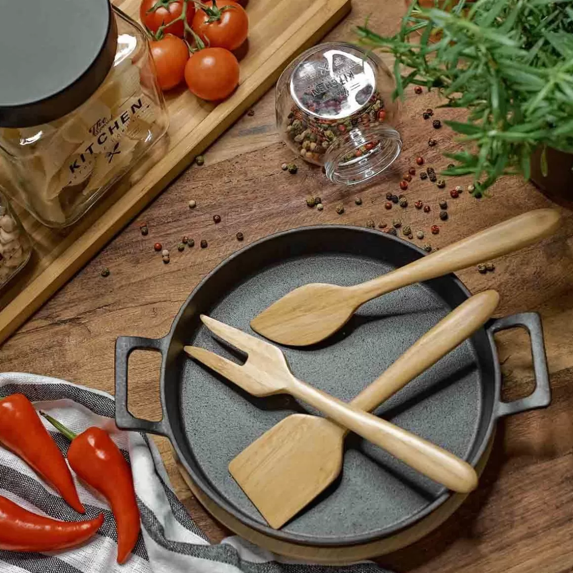 patelnia_andreas_zeliwna_z_dwoma_uchwytami_i_bambusowa_podkladka_x_cm_8.webp HOMLA Patelnia Andreas Zeliwna Z Dwoma Uchwytami I Bambusowa Podkladka 25X20 Cm