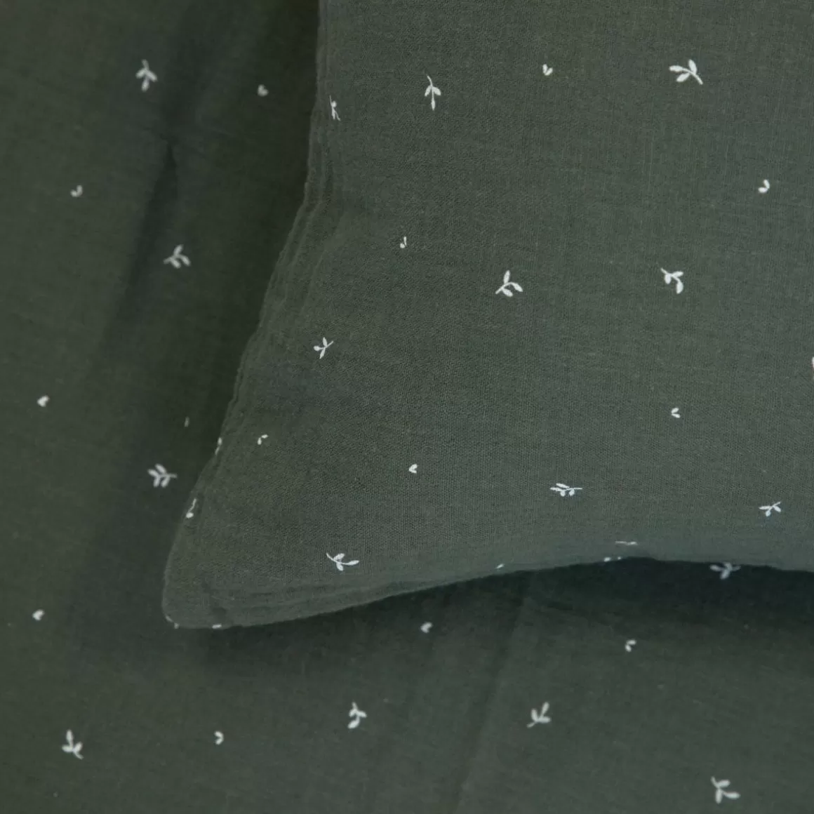 pociel_cordelia_muslinowa_w_listki_x__x_cm_2-2.webp HOMLA Pościel Cordelia Muslinowa W Listki 160X200 + 2*50X60 Cm