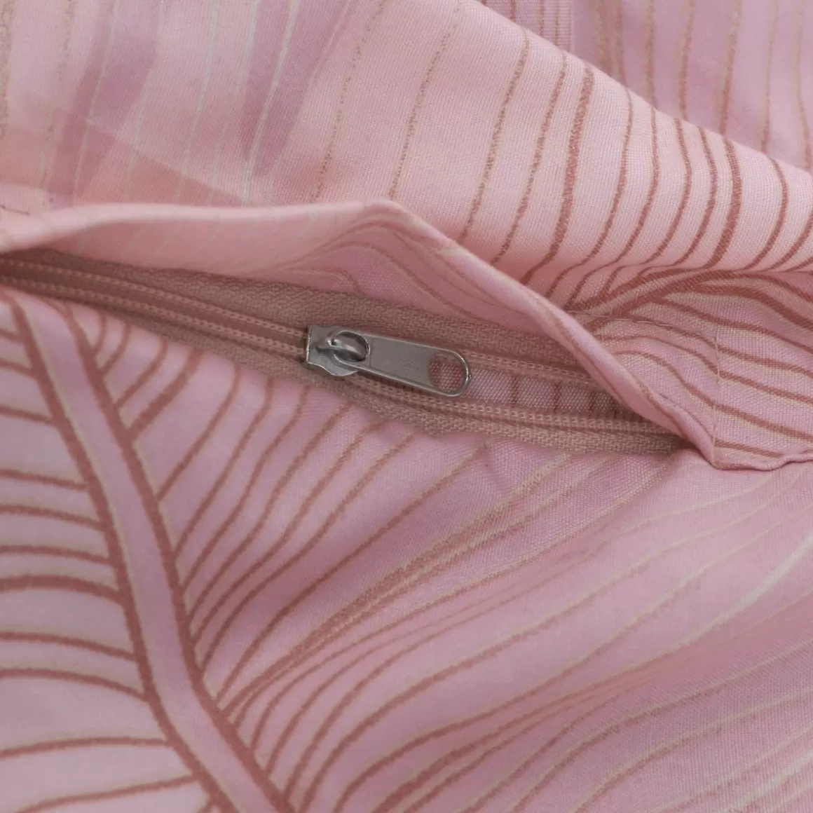 pociel_gallo_z_mikrofibry_rozowa_w_liscie_x_cm_6-1.webp HOMLA Pościel Gallo Z Mikrofibry Rozowa W Liscie 160X200 Cm