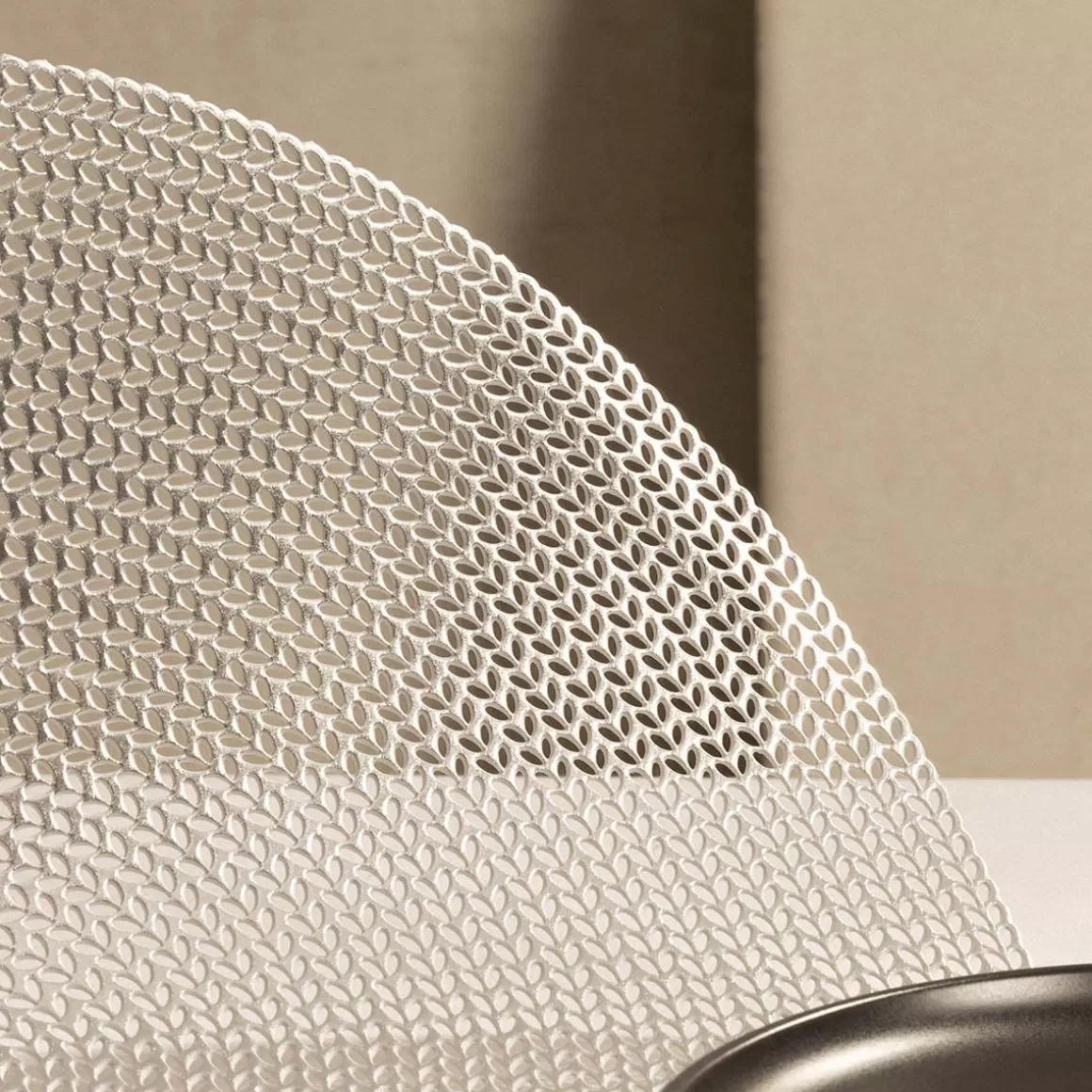 podkladka_do_jadalni_skine_srebrna__cm_2.webp HOMLA Podkladka Do Jadalni Skine Srebrna 38 Cm