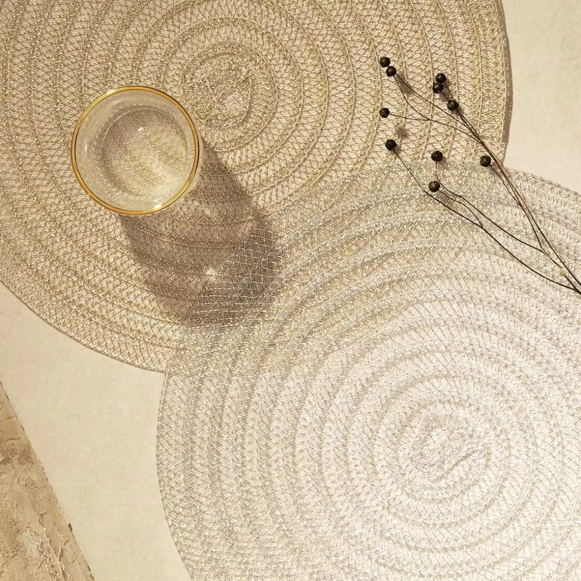 podkladka_okragla_zlota_jazmine_cm_aw__4.webp HOMLA Podkladka Okragla Zlota Jazmine 38Cm Aw18 922330