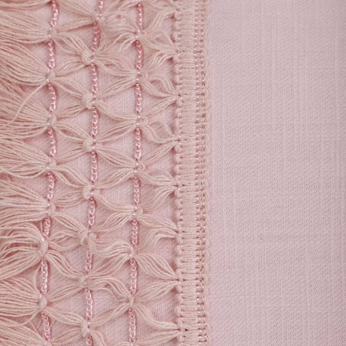 poduszka_doel_rozowa_z_fredzlami_x_cm_3.webp HOMLA Poduszka Doel Rozowa Z Fredzlami 30X50 Cm