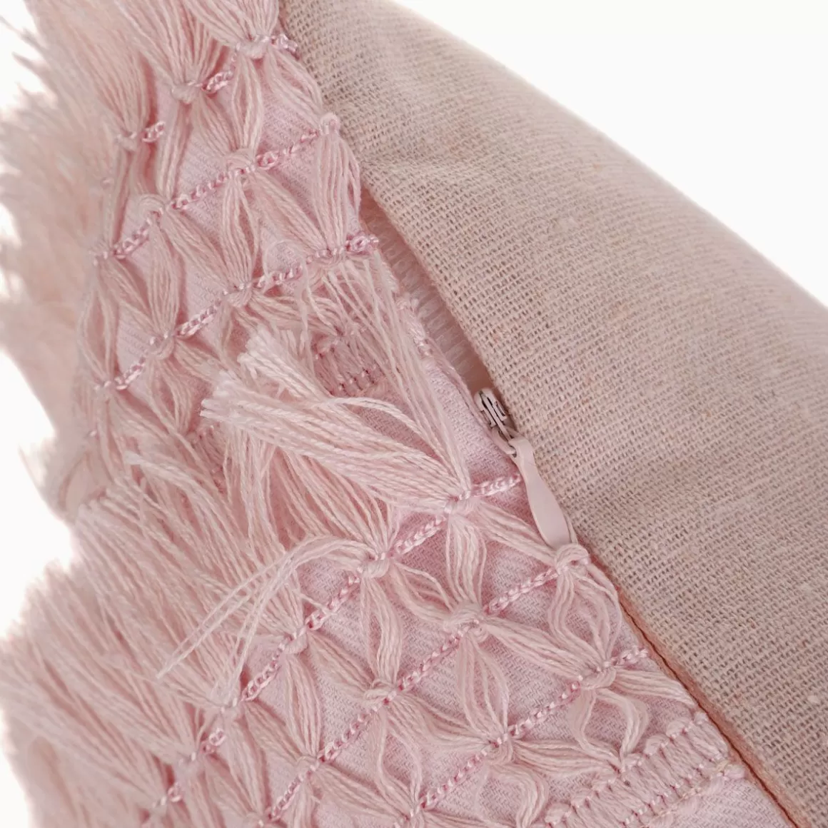 poduszka_doel_rozowa_z_fredzlami_x_cm_4.webp HOMLA Poduszka Doel Rozowa Z Fredzlami 30X50 Cm