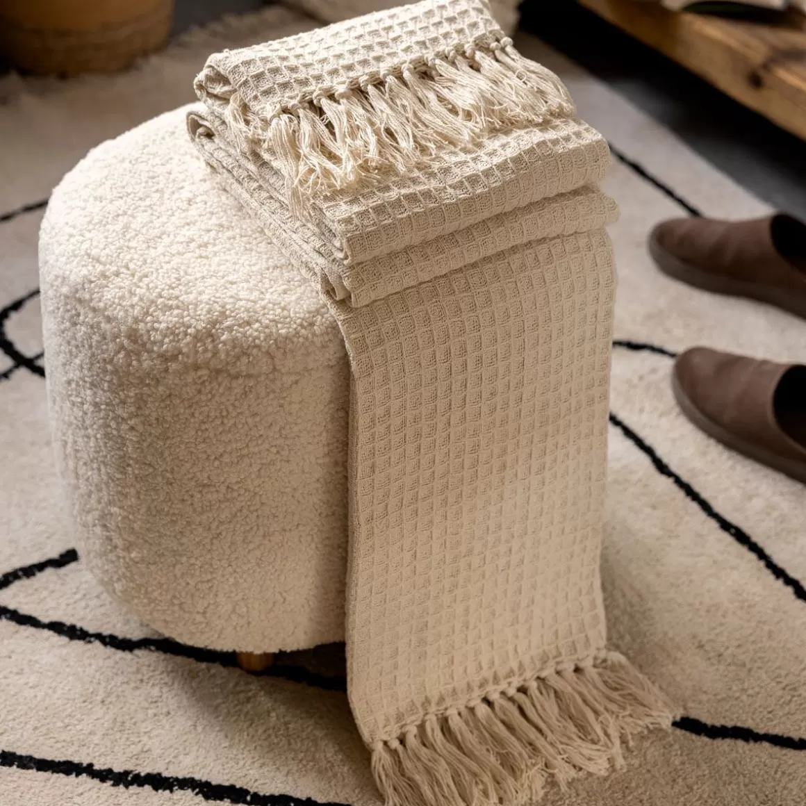 HOMLA Pufa Alda Bezowa W Tkaninie Teddy 50X40X44 Cm