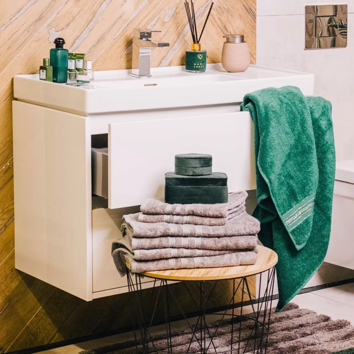 rcznik_duke_z_paskami_lureksowymi_x_cm_4-2.webp HOMLA Ręcznik Duke Z Paskami Lureksowymi 50X90 Cm