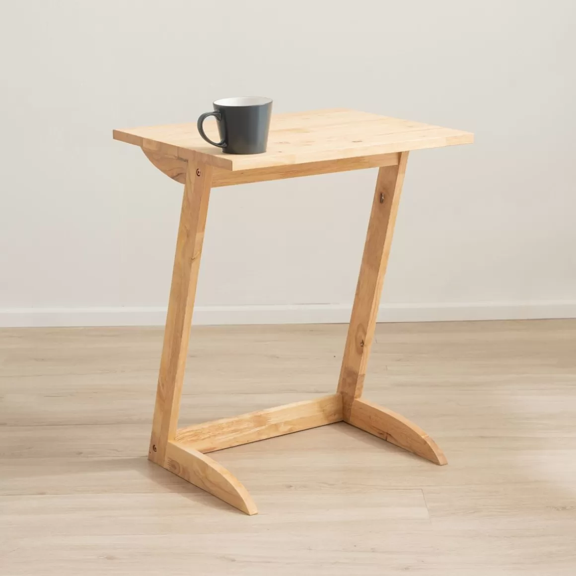 stolik_pomocniczy_raffles_naturalny_xx_cm_2.webp HOMLA Stolik Pomocniczy Raffles Naturalny 50X40X61 Cm