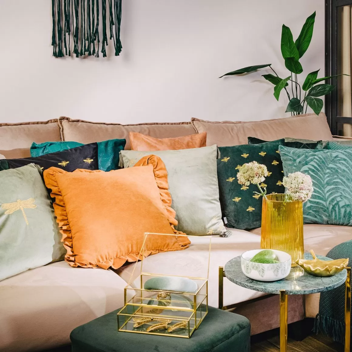 szkatulka_na_bizuterie_grazia_z_szufladka_zlota_xx_cm_11.webp HOMLA Szkatulka Na Bizuterie Grazia Z Szufladka Zlota 21X10X10,5 Cm