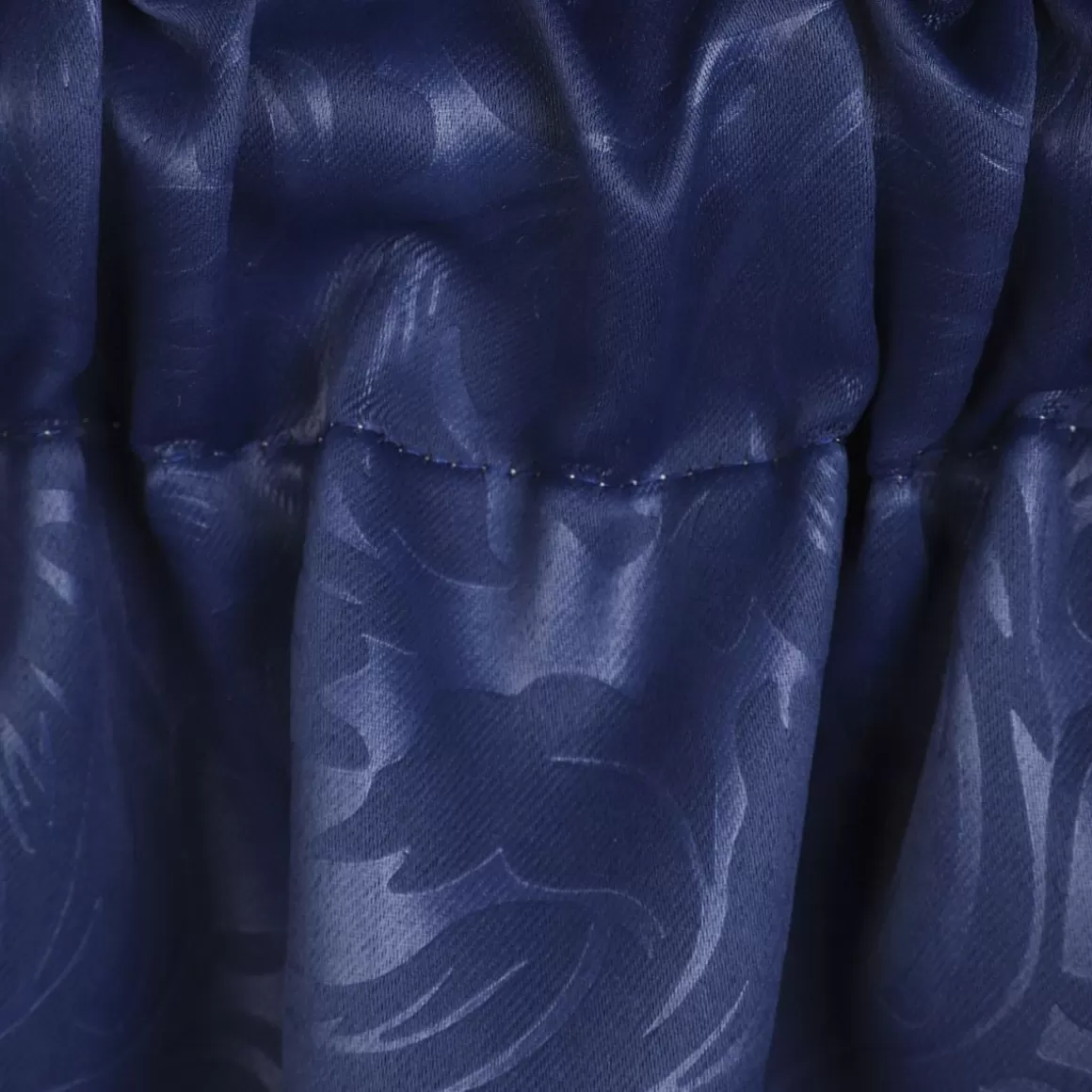 zaslona_elisi_z_wytlaczanym_wzorem_granatowa_x_cm_4.webp HOMLA Zaslona Elisi Z Wytlaczanym Wzorem Granatowa 140X250 Cm