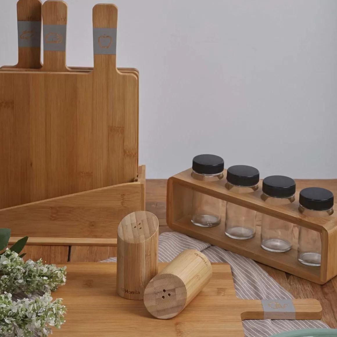zestaw_przyprawnikow_bambou_bambusowych_na_stojaku__sloiczki_x_cm_11.webp HOMLA Zestaw Przyprawnikow Bambou Bambusowych Na Stojaku 4 Sloiczki 26X7,5 Cm
