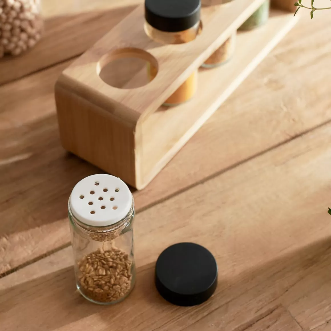 zestaw_przyprawnikow_bambou_bambusowych_na_stojaku__sloiczki_x_cm_7.webp HOMLA Zestaw Przyprawnikow Bambou Bambusowych Na Stojaku 4 Sloiczki 26X7,5 Cm