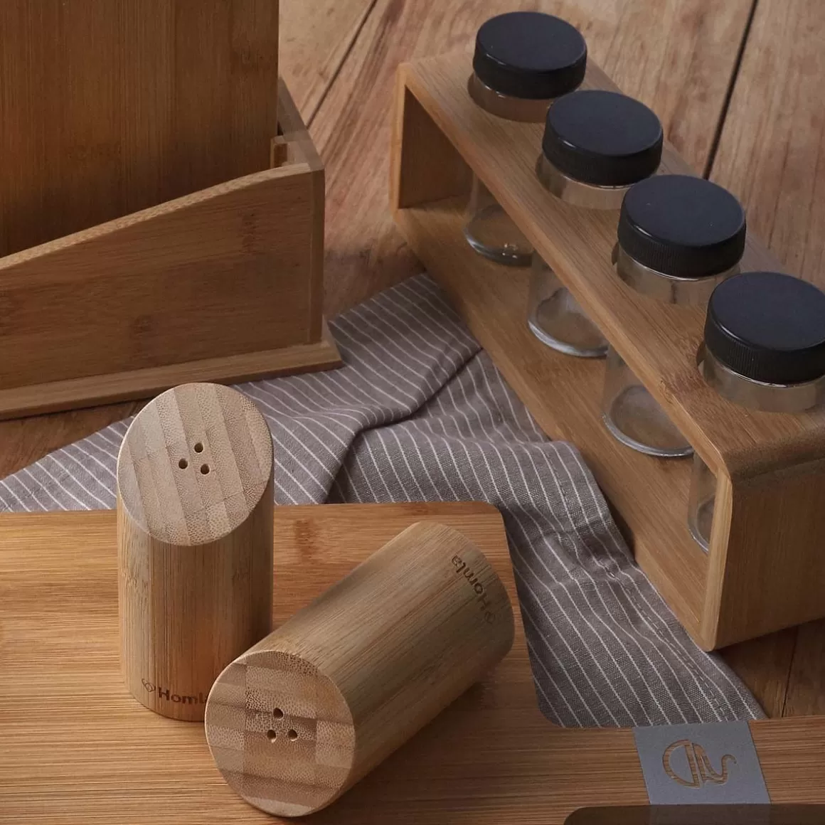 zestaw_przyprawnikow_bambou_bambusowych_na_stojaku__sloiczki_x_cm_8.webp HOMLA Zestaw Przyprawnikow Bambou Bambusowych Na Stojaku 4 Sloiczki 26X7,5 Cm