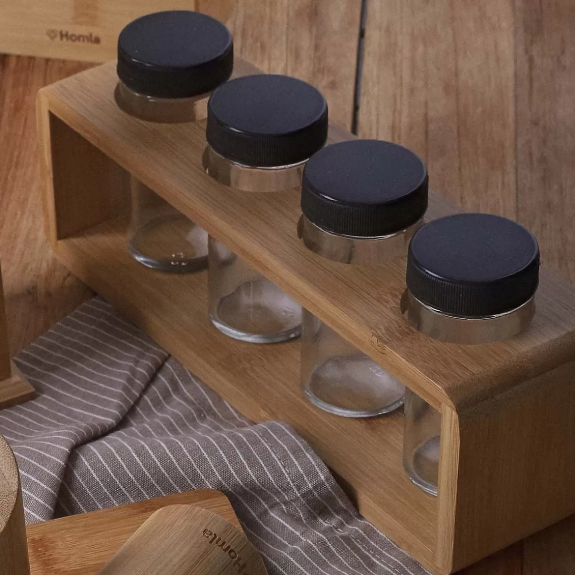 zestaw_przyprawnikow_bambou_bambusowych_na_stojaku__sloiczki_x_cm_9.webp HOMLA Zestaw Przyprawnikow Bambou Bambusowych Na Stojaku 4 Sloiczki 26X7,5 Cm