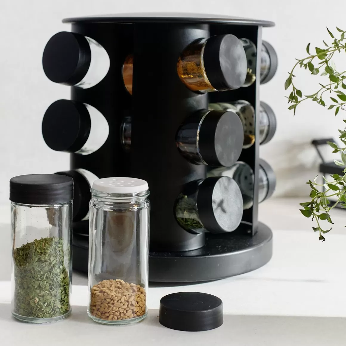 zestaw_przyprawnikow_otto_na_obrotowym_stojaku__sloiczkow_x_cm_6.webp HOMLA Zestaw Przyprawnikow Otto Na Obrotowym Stojaku- 12 Sloiczkow 19X21 Cm