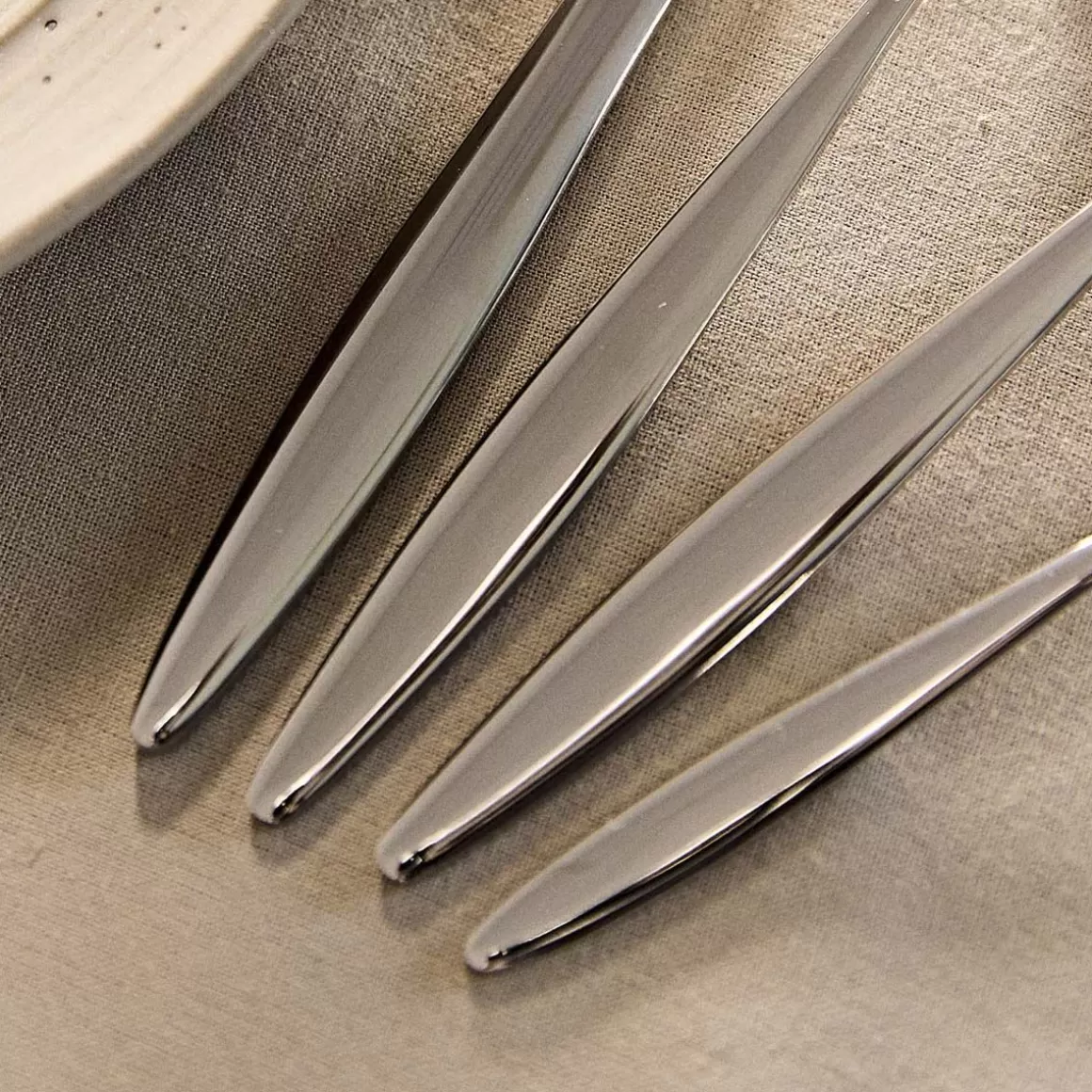 zestaw_sztucw_livadi_srebrnych__szt_6.webp HOMLA Zestaw Sztućców Livadi Srebrnych 24 Szt.